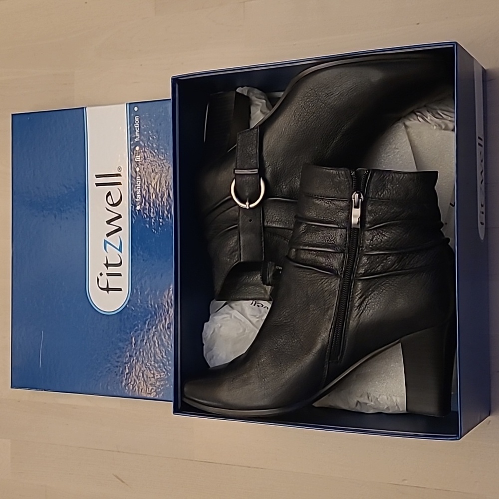 NIB Y2K Fitzwell 100% Genuine Leather 3in Booties with Silver Buckle Detail